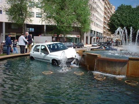 [carro_lago_portugal_porreiro.bmp]