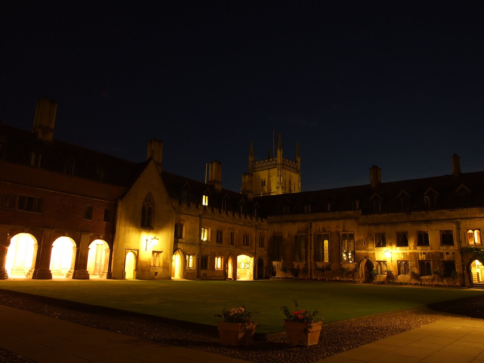 [Pembroke_College_at_night.jpg]