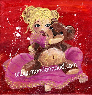 fillette avec son ours en robe de princesse sur fond rouge