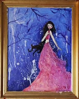 femme aux longs cheveux noirs sur fond bleu princesse perdue dans les bois