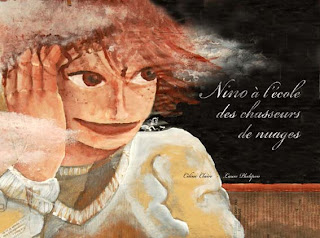 Illustration jeunesse finalisée de Nino à l'école des chasseurs de nuages, Nino à la tete dans les nuage et derrière lui un tableau noir d'ecolier sur lequel est écrit le titre de l'album jeunesse