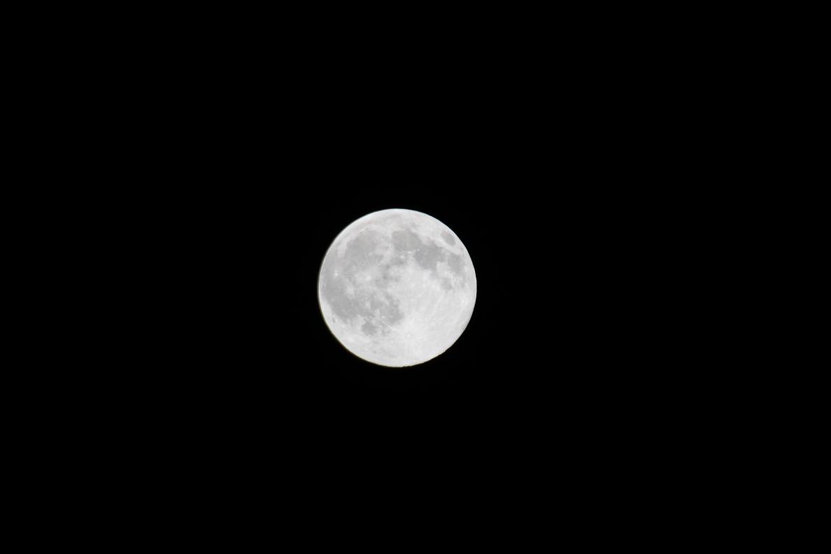 Луна ненастоящая. Ложная Луна. Луна логотип. Луна над Тверью.