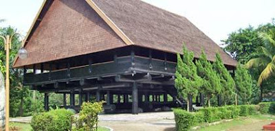 Download this Rumah Adat Tradisional Souraja Besar picture