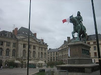 Estatua de Juana de Arco en la Place du Matroi