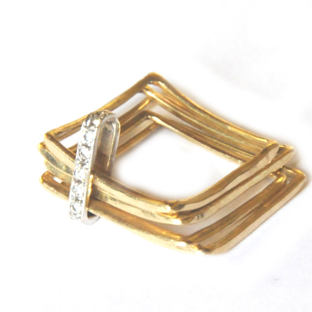 Larissa Landinez: Gold and diamonds square ring