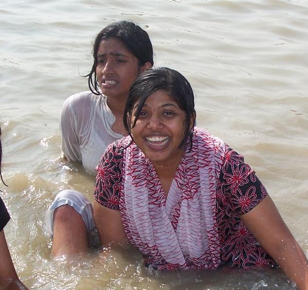 35+ Pictures of the Pure Indian Aunties on Different Canals.