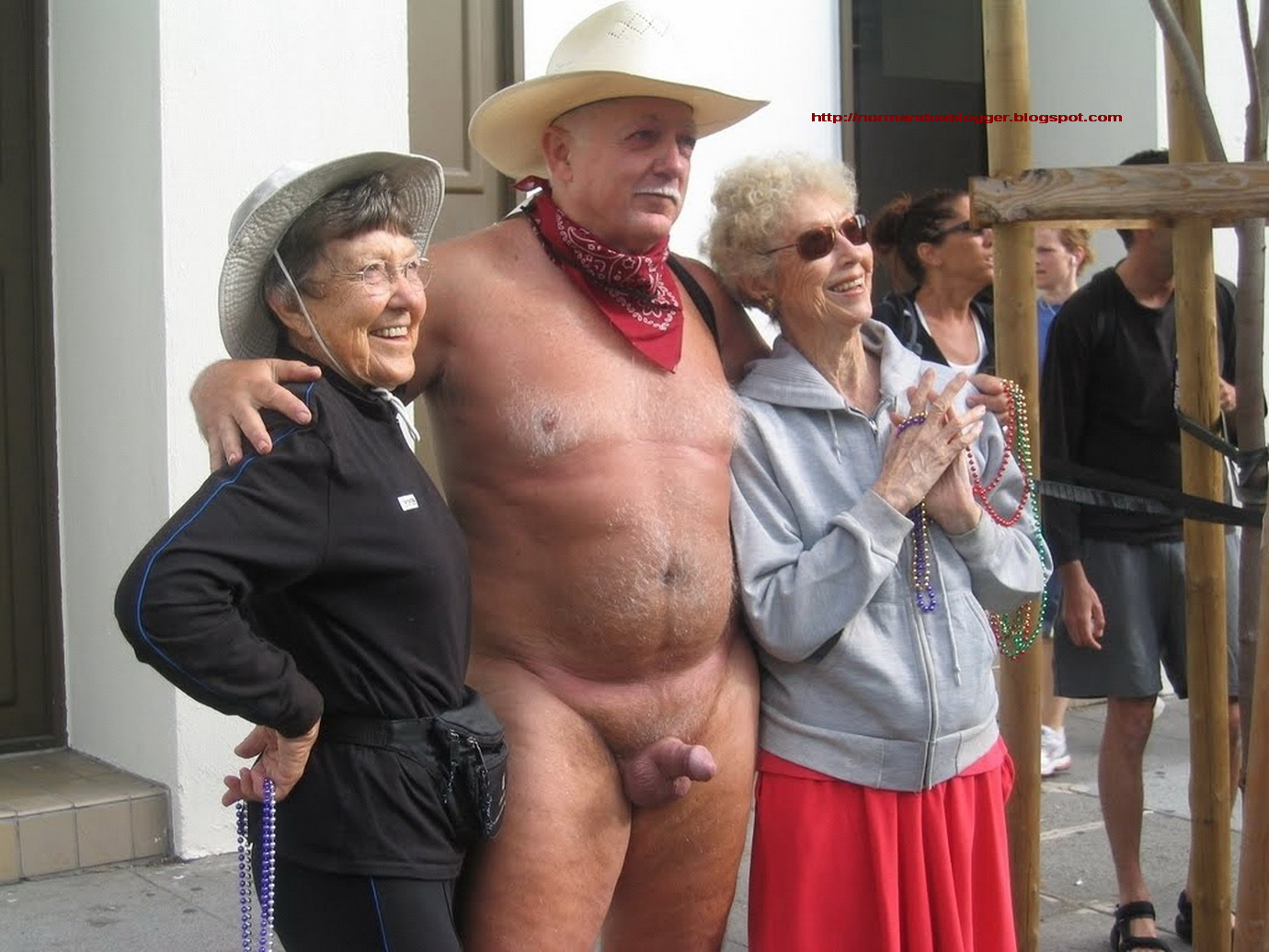 одетые дамы голый мужчина фото 54