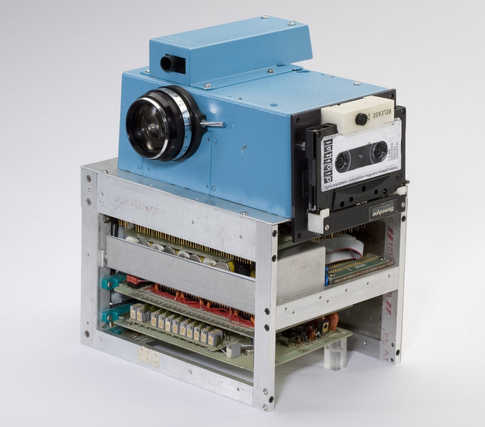 Fábio Prudente 1975 Kodak desenvolve a primeira câmera digital