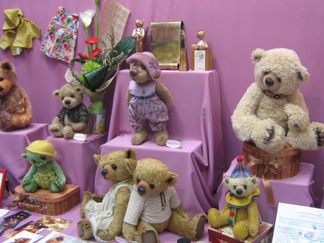 международная выставка мишек тедди. выставка кукол и мишек тедди. выставка тедди на тишинке зимняя. выставка мишка с куклою. мишкотул масобиҳ.