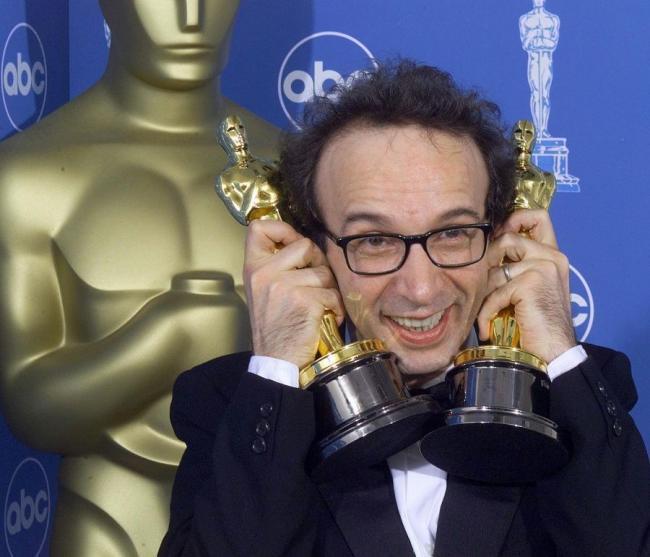 [benigni+oscar+statue.jpeg]
