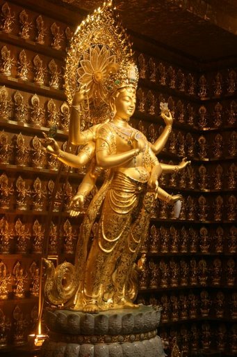 Бог украсил. Золотая статуя Богини Гуаньинь. Золотая Гуань Инь Хайнань. Богиня Гуань Инь Санья. Китайская богиня Гуань Инь.