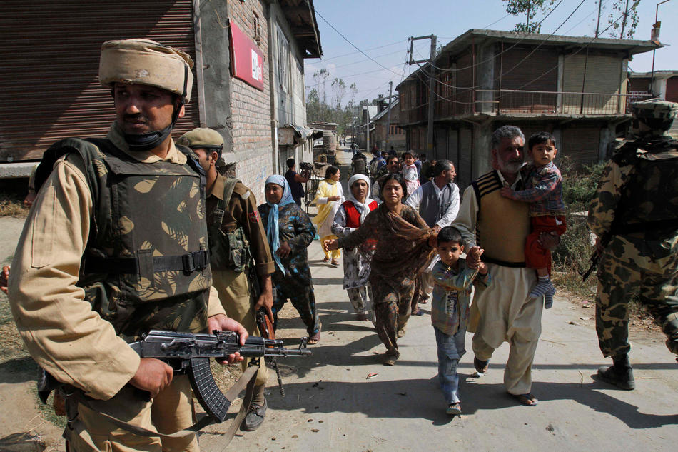 Индия нападения. Индийские военные в Кашмире.