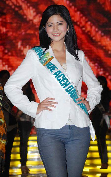 Malaysian Fashion Show: Miss Universe Indonesia 2010 Qory Sandioriva