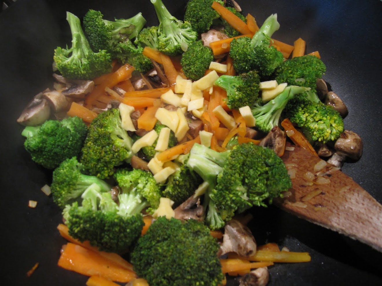Wok de chou chinois sauté aux lardons et jeunes carottes