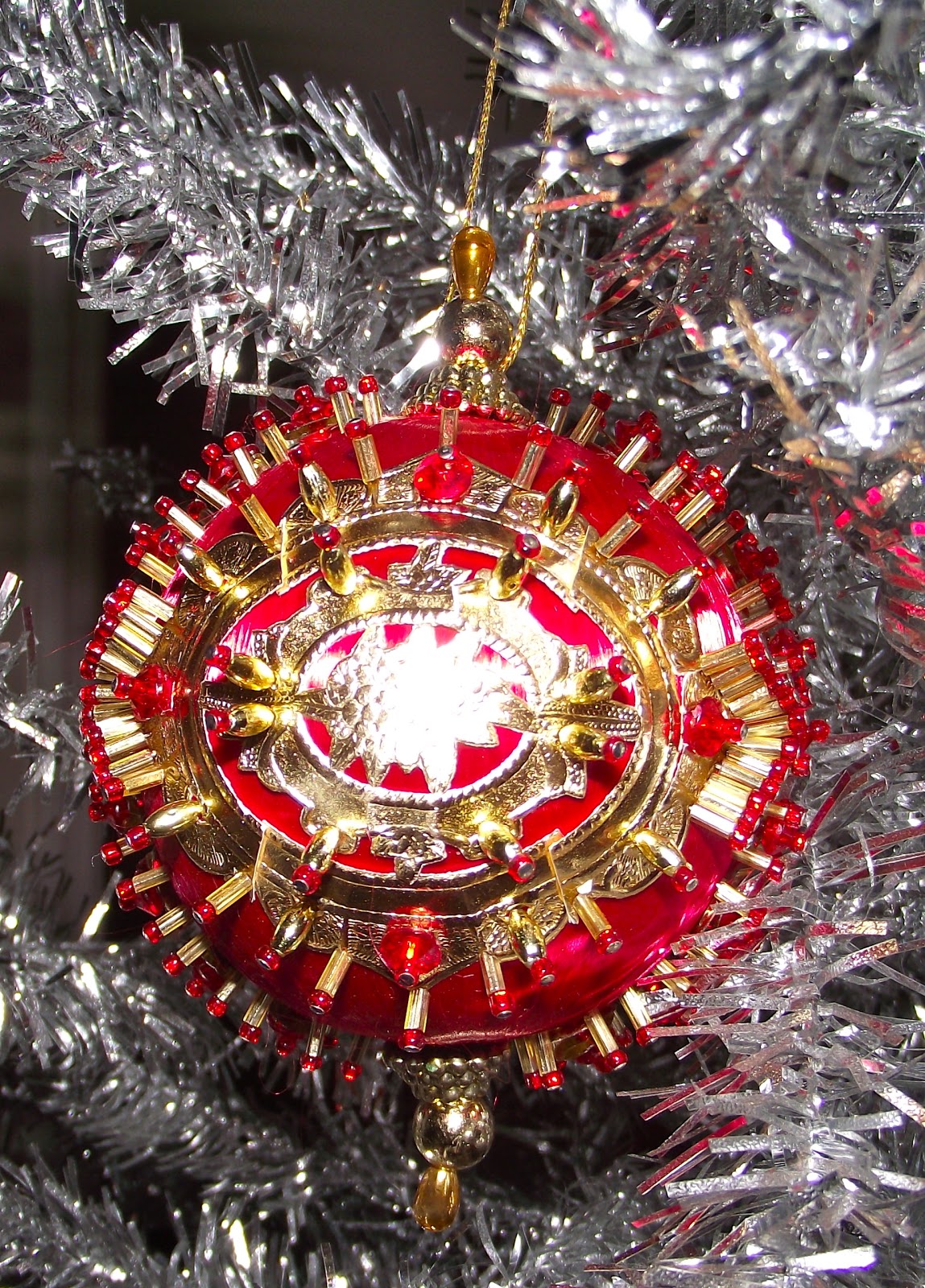 sara-vs-sarah-virtual-advent-calendar-day-15-beaded-ornament-kit