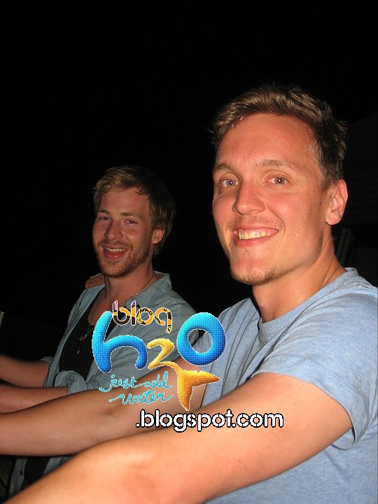 Cariba, Jamie, Angus e Burgess celebrando a virada do ano • H2O Just add Water