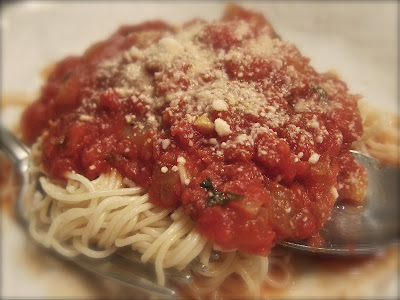 This is the easiest and most delicious healthy homemade marinara sauce. It is so quick to make and can be used with any pasta for a healthy homemade meal your family will love! #WomenLivingWell #easydinners #italian #pasta