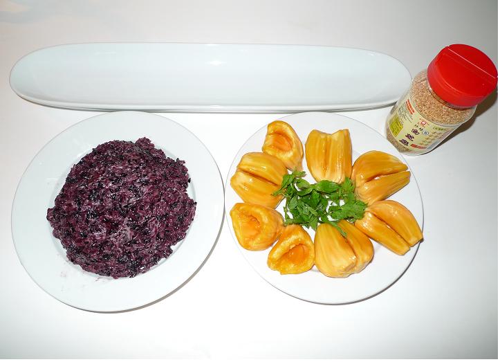 Amporn's Thai Kitchen: Jackfruit stuffed with sweet black sticky rice
