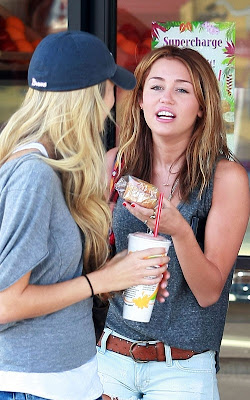 TOP Celebrities News - Denim Square: Miley Cyrus in Denim Shorts