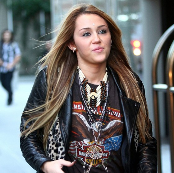 Майли сайрус рост вес. Miley Cyrus smoking a bong. Maili Sairus smoking. Майли Сайрус фото с длинными волосами красивое. Майли Сайрус фото без макияжа.