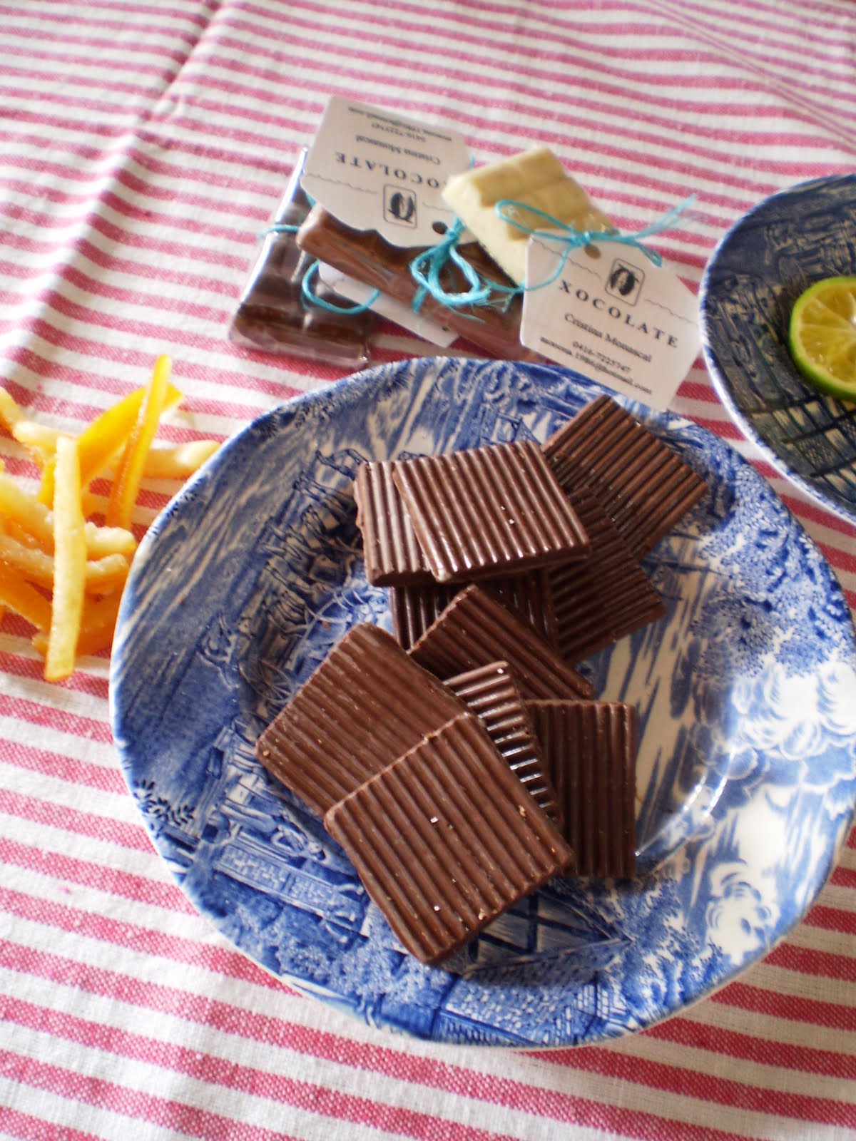 Medallas de chocolate semiamargo con naranja.
