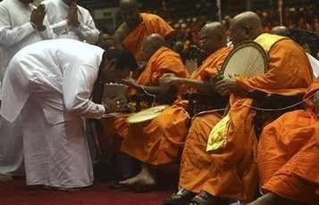 [sri+lanka+rajapaksa+gets+monks'+blessing+colombopage+com.bmp]