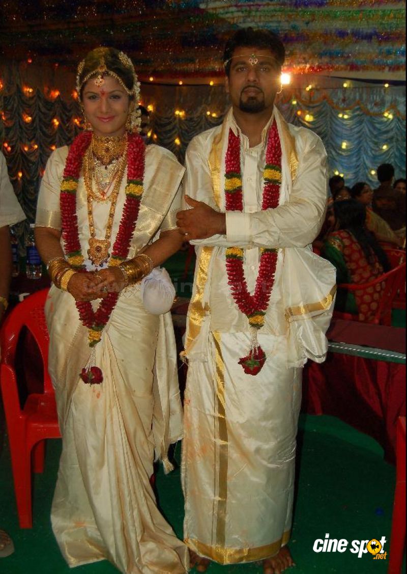 https://4.bp.blogspot.com/_JoArM6Hx-08/S759s0SAaNI/AAAAAAAAAU8/NSUeLMn_WvA/s1600/Rambha+Marriage+Wedding+Photos+_1_.jpg