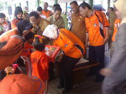 Wakil Bupati Kab. Karawang memberikan Tali Kasih Kepada Anak Paud