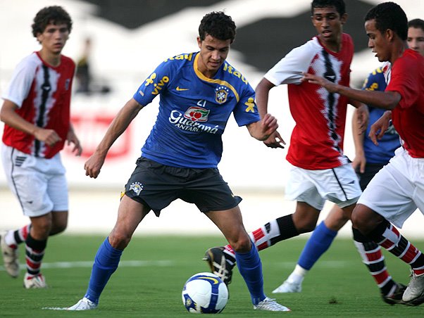 Na preparação para o jogo contra o Paraguay, Brasil faz jogo treino contra a equipe junior do Santa