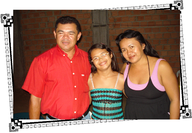 A gatinha Sebastielly, acompanhada dos pais, Sebastião e Marylucia durante a comemoração do seu 13º aniversário