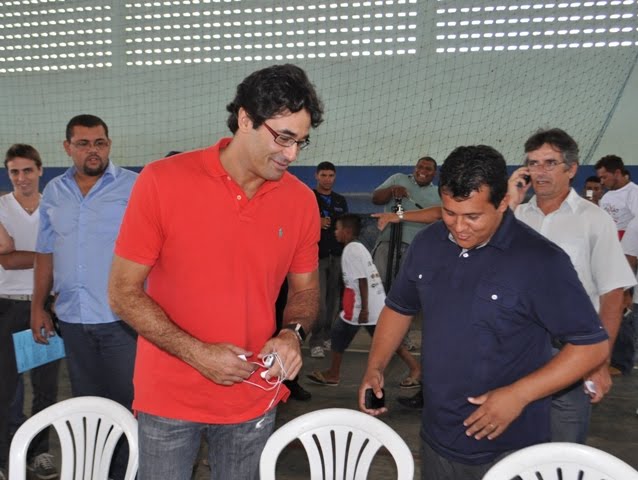 Prefeito Gordo Lopes e Luciano Szafir durante café da manhã com os atores da peça.