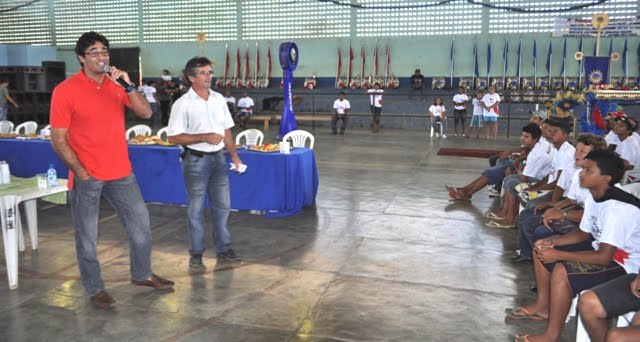 O ator falando sobre a peça aos demais atores da encenação da Paixão de Cristo de Mucajaí