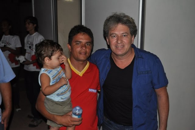 O Secretário Daniel como filho no colo ao lado do cantor J. Neto
