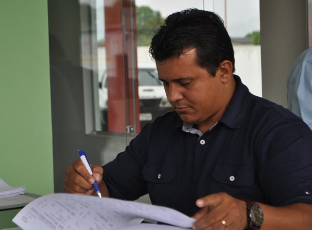 Prefeito Gordo Lopes verificando a documentação referente a obra