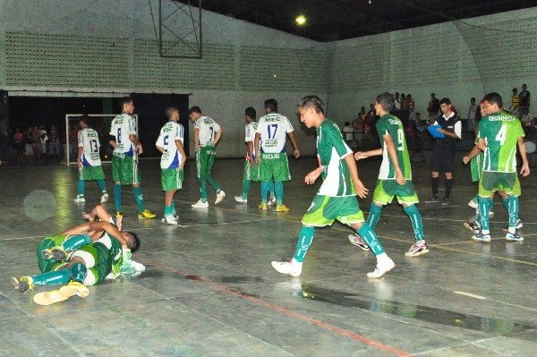 Jogadores do Casarão comemorando a vitória sobre o Mec