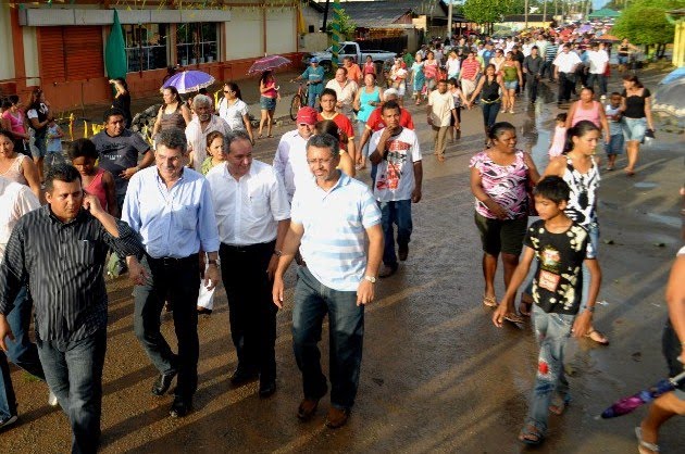 Prefeito Elton Lopes, o Senador Romero Jucá e o Deputado Federal Édio Lopes seguindo com a multidão até o início das obras