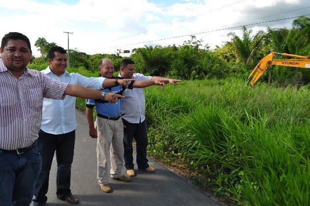 O Presidente da Câmara, vereador Jadson Nunes, o Prefeito, Gordo Lopes, o vereador José Divonier e o Vice Prefeito, Euler Brasil indicando o local das obras.