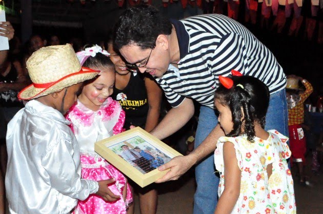 O Dr. Jorge Breno, juiz da comarca de Mucajaí, recebeu das mãos do casal de noivos da quadrilha mirim Pimentinha na Roça, um presente de agradecimento ao trabalho realizado na escola municipal Lígia Bruna.