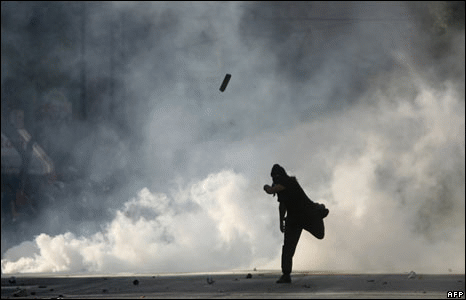 [_45276234_riotafp_466.jpg.gif]