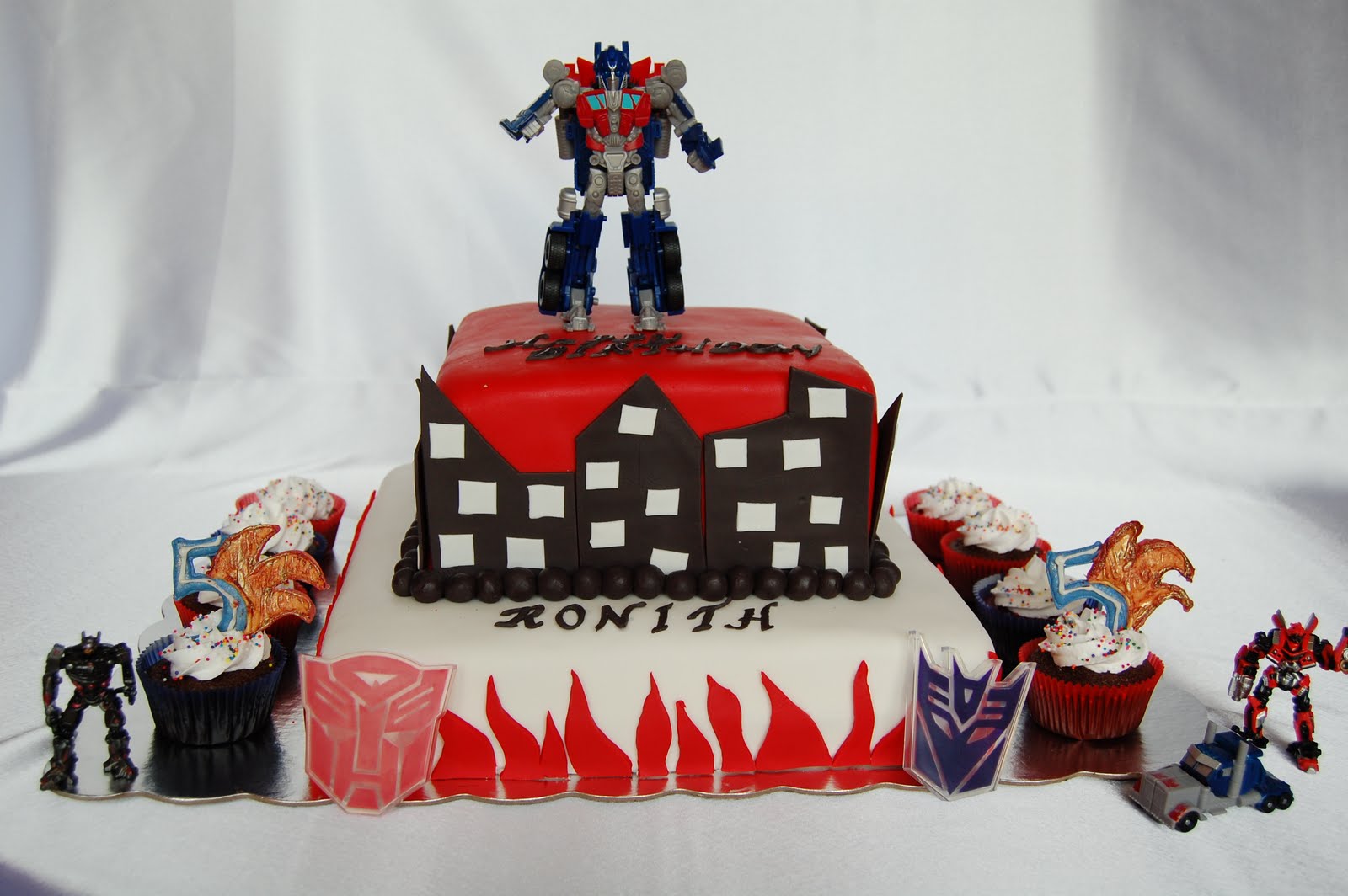 CUSTOMISED CAKES BY JEN: Two Tiered Transformer Cake