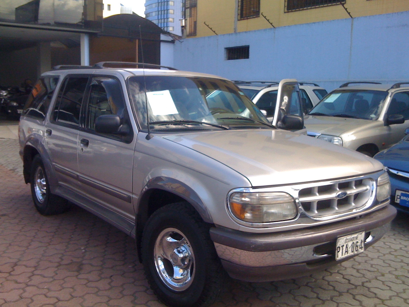 BROKAUTOS FORD EXPLORER ´97 9900 dólares!!!