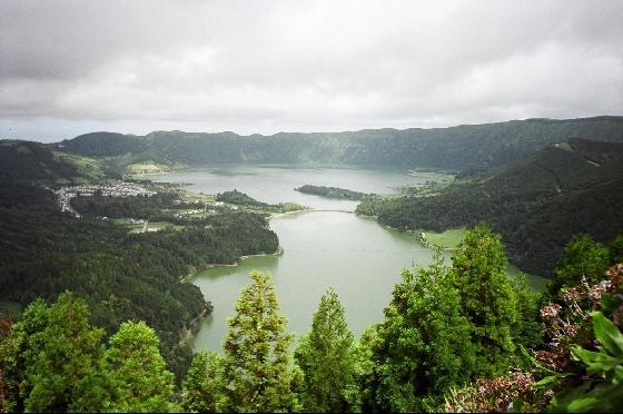 [Lagoa_das_Sete_Cidades-Ilha_de_Sao_Miguel.jpg]