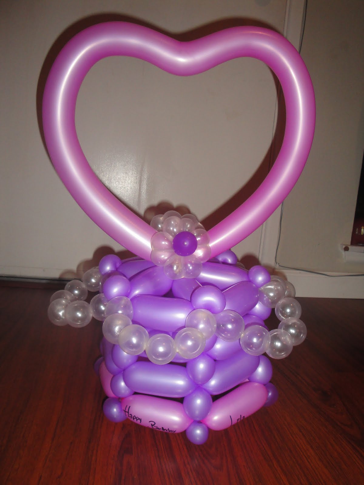 balloon-twisting-with-lien-birthday-hats