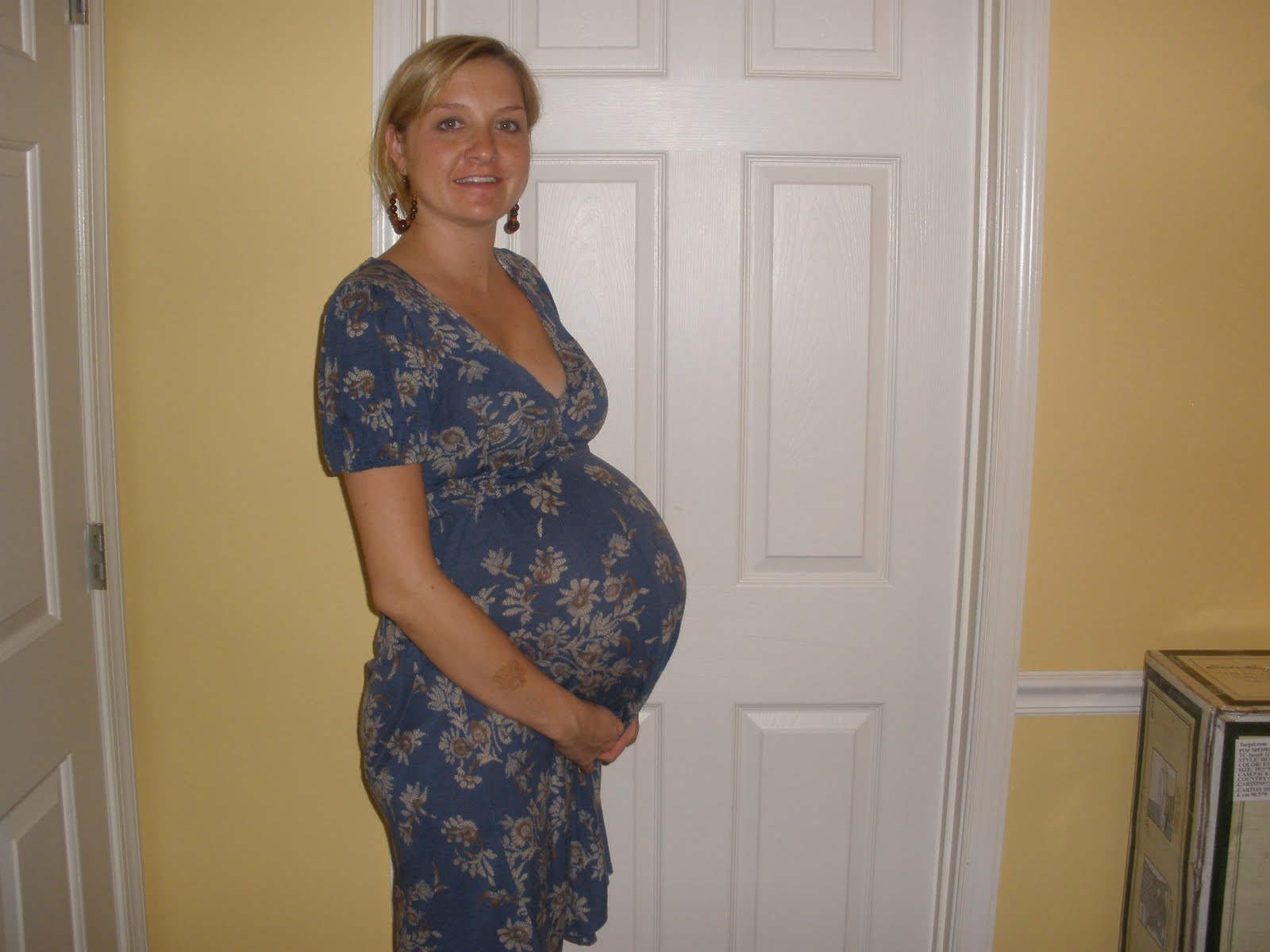Почему на 32 неделе. 32 Неделя беременности животик двойней. Беременные женщины в возрасте. Беременные русские женщины.