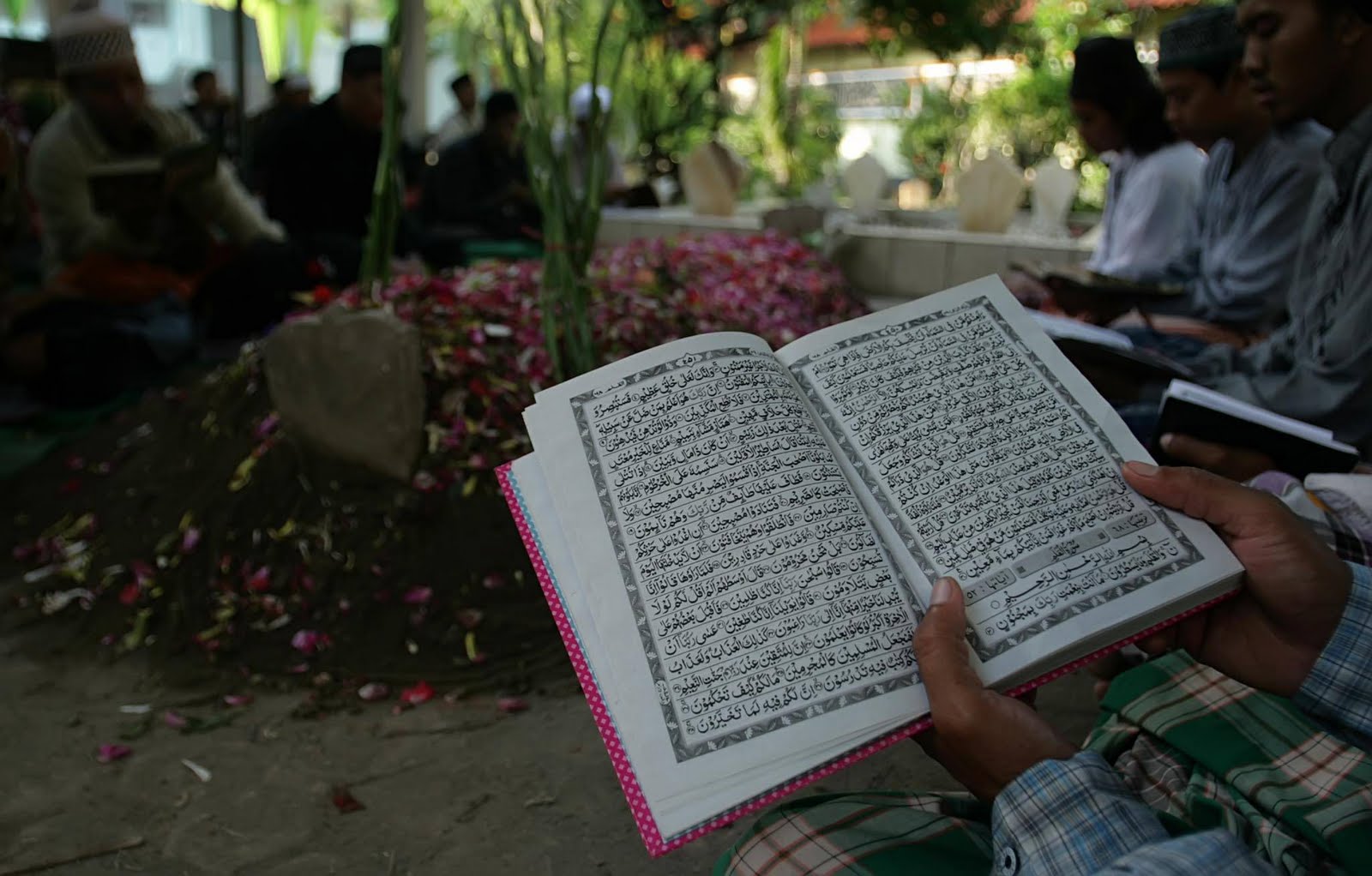 Читать коран в телефоне. Читани Каран. Чтение Корана на кладбище. Коран чтение покойному. Коран хатым.