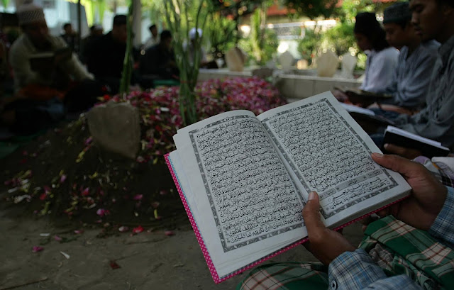 http://4.bp.blogspot.com/_KHlXExaqYuk/TMK_C2GU0FI/AAAAAAAADNA/wOgNzwc85Xc/s1600/Alquran+untuk+mayit.jpg