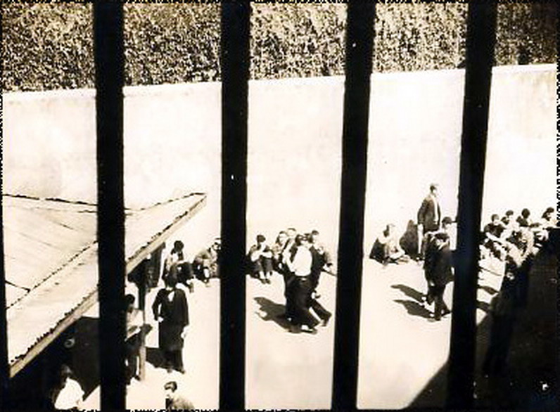 [Bilbao,+6+de+septiembre+de+1947,+grupo+de+prisioneros+en+el+patio+de+la+cÃ¡rcel.jpg]
