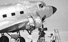 Un Douglas C-47 Skytrain aparcado en la entrada del observatorio espera su turno...