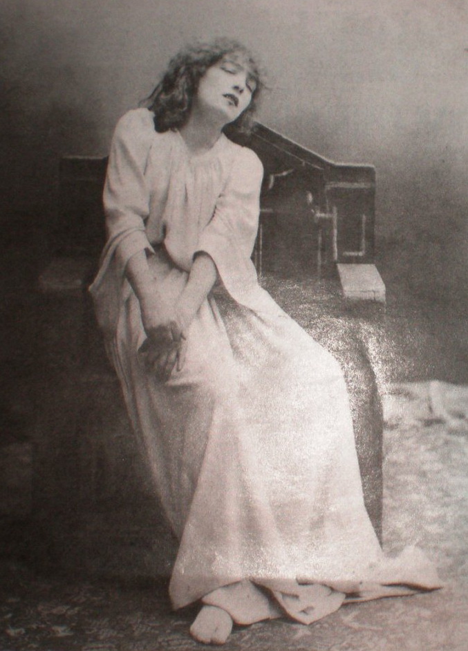 [Bernhardt+as+lady+macbeth+1884+by+nadar.jpg]