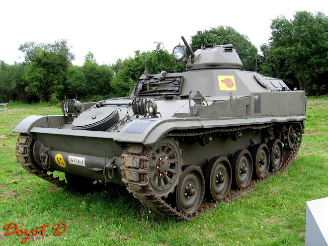 AMX-13 blindé transport de troupe doté de mitrailleuse Browning.